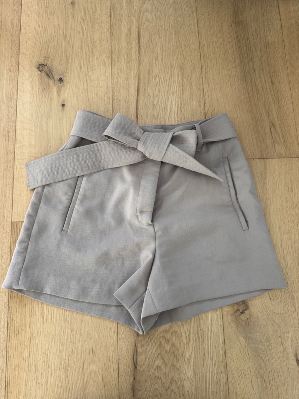 Wilfred High-Waist Tie-Belt Shorts in Light Gray